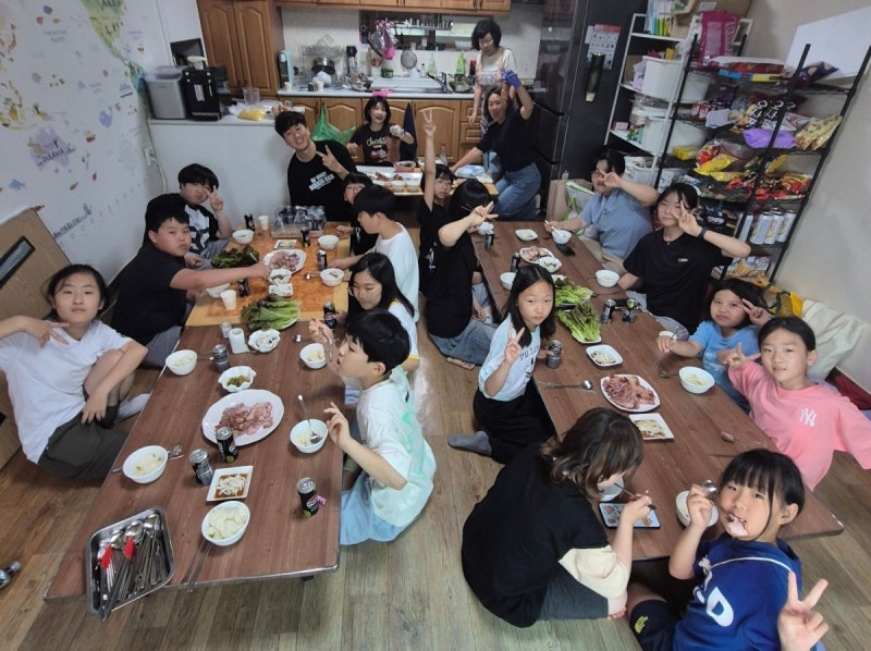 매주 1만원, 이름 새긴 또각 키링…어촌 어린이에게 이어진 뜻밖의 선물들