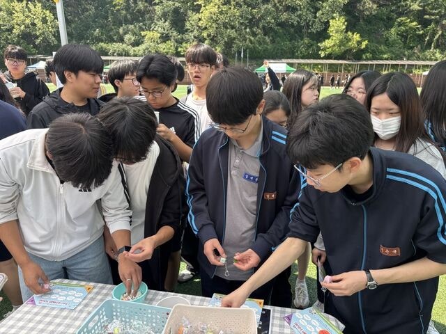 인생네컷 찍고 버스킹도… 선교지 된 기독교 학교