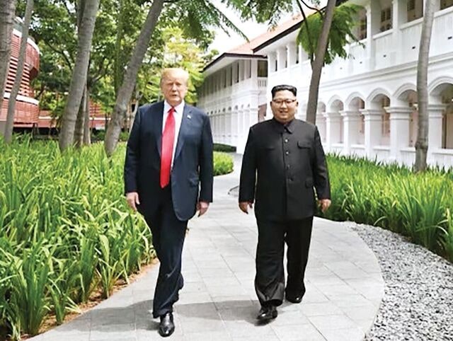 돌연 김정은과 찍은 사진 올린 트럼프… 이란 다음은 북한?