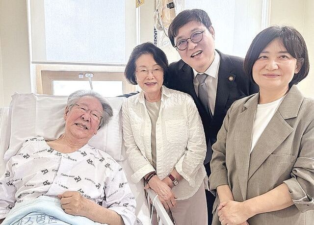 “파하~ 웃음으로 맞아주셔”… 문체부 장관, 배우 최불암 병문안