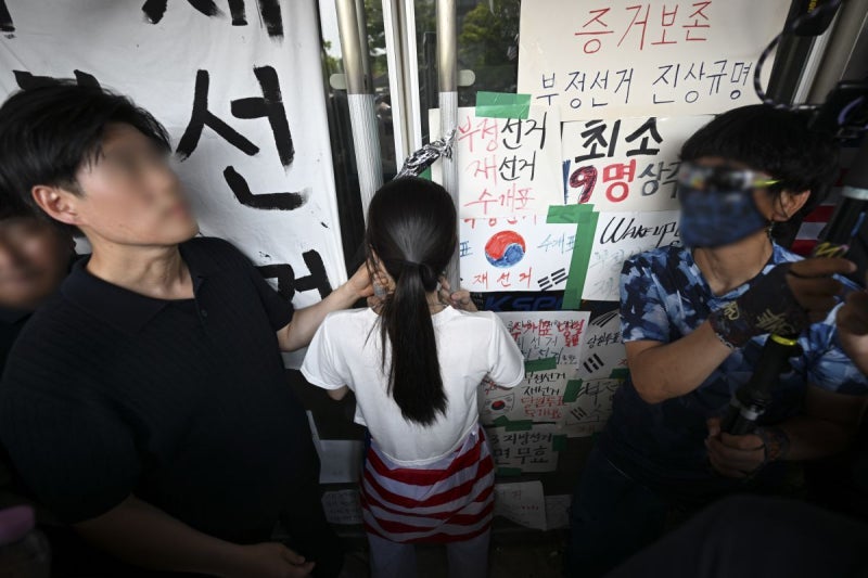잠실개표소 문 붙잡고 2시간…진입 막은 ‘<b>올다르크</b>’ 경찰 수사
