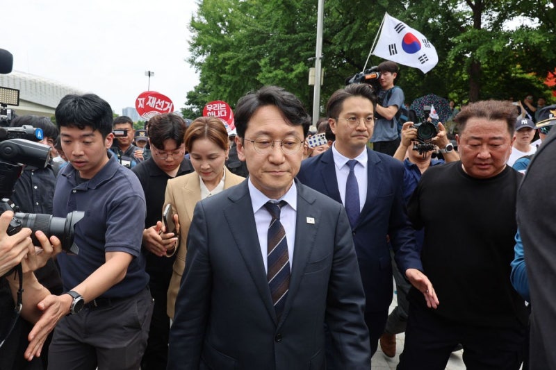 “빨갱이 나가” 반발에 與의원들 발길 돌려…‘개표소 시위’ 13일째