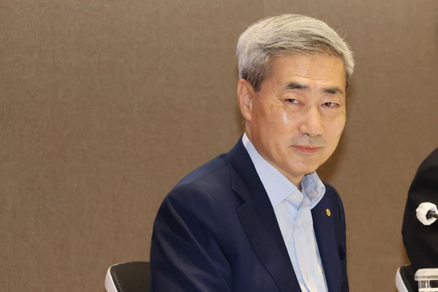 신현송 한국은행 총재가 17일 서울 중구 하나은행 별관에서 열린 2026년 상반기 물가안정목표 운영상황 점검 기자설명회에서 모두발언을 마친 뒤 미소를 보이고 있다.연합뉴스