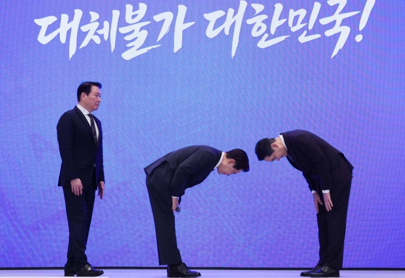 [포착]90도 인사하는 이 대통령