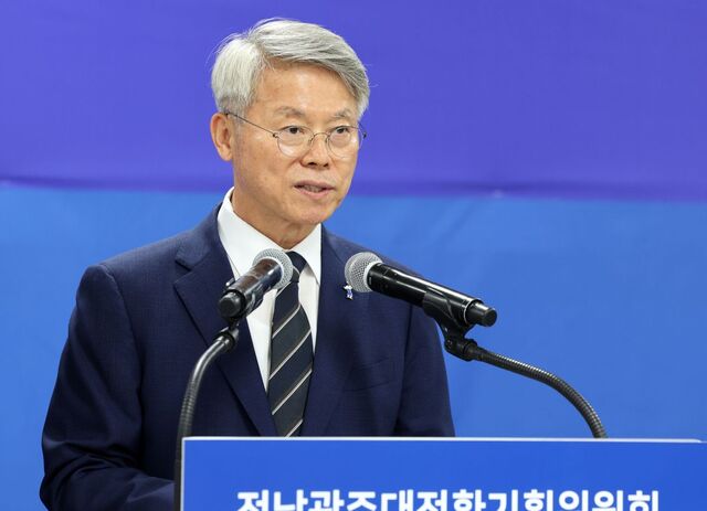 민형배 전남광주통합특별시장 당선인이 29일 전남 나주시 전남광주대전환기획위원회 대회의실에서 '3대 메가 프로젝트 국민 보고회' 관련 기자회견하고 있다.연합뉴스
