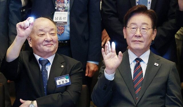李<b>대통령</b> “빗장 걸린 北 <b>대문</b> 계속 두드려야”