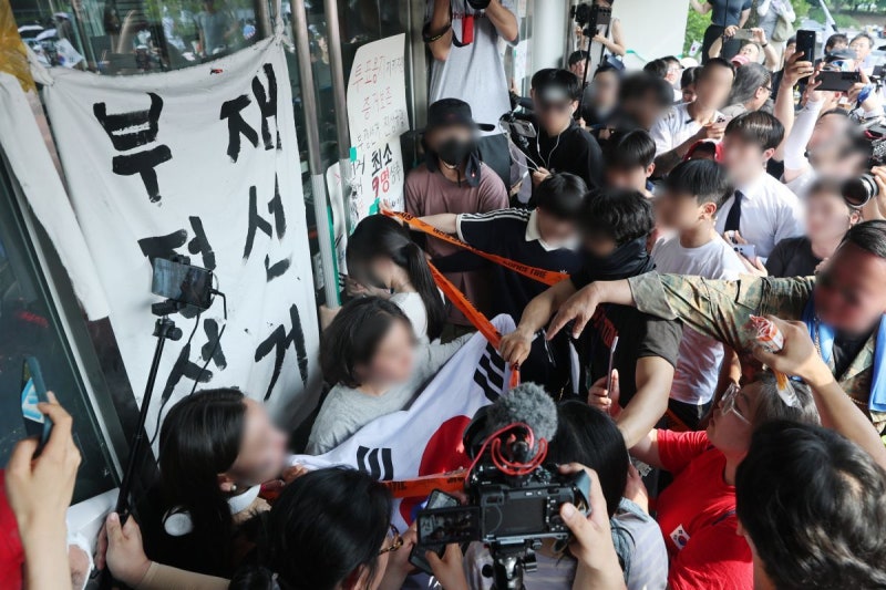 국조특위 검증 앞둔 <b>잠실 개표소</b> ‘아수라장’…몸싸움에 119 출동