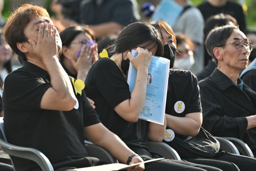 고 이채원양의 49재 추모식이 열린 지난달 21일 오후 광주 광산구 광주광역시교육청시민협치진흥원에서 추모식에 참여한 유가족들이 오열하고 있다. 연합뉴스