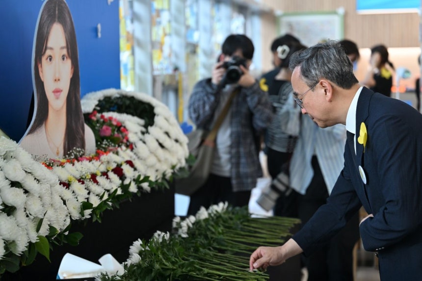임문영 더불어민주당 국회의원이 고 이채원양의 49재 추모식이 열린 21일 광주 광산구 광주광역시교육청시민협치진흥원에서 헌화하는 모습. 뉴시스