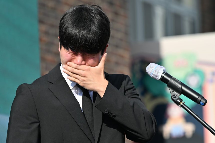 고 이채원양의 담임이었던 정회윤 교사가 지난달 21일 광주 광산구 광주광역시교육청시민협치진흥원에서 열린 이양의 49재 추모식에서 추모사를 하던 중 오열하는 모습. 뉴시스