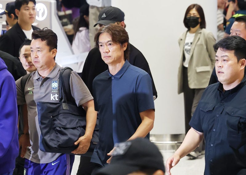 美 LA로 간 홍명보 전 감독…취재진 피해 별도통로 이용한듯