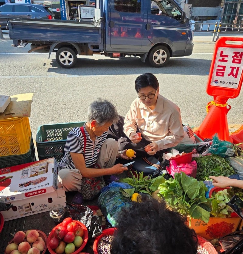 한동훈 ‘찰밥할머니’ 노점 철거 위기 면했다