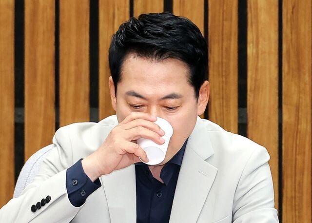 張 “내가 비참해지는 상황 이용하려는 이들”… 징계 고수 의지