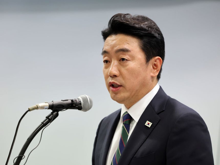 강훈식 대통령 비서실장이 지난달 15일 서울 마포구 연세대학교 김대중도서관 컨벤션홀에서 열린 '6ㆍ15 남북정상회담 26주년 기념식 및 특별강연'에서 이재명 대통령의 축사를 대독하고 있다. 연합뉴스
