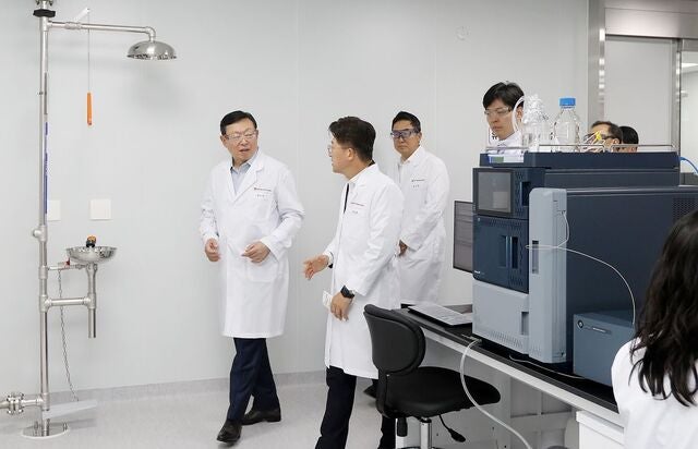 신동빈·신유열 부자, 롯데 송도 1공장 방문
