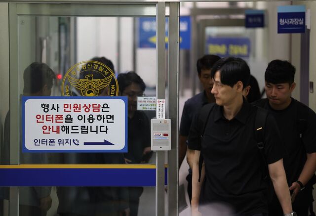 광주지검 수사관들이 7일‘여고생 살해범’장윤기 사건을 수사한 광주 광산경찰서를 압수수색하고 있다.검찰은 현직 경찰인 장윤기 아버지에게 수사 상황을 누설한 혐의를 받는 경찰관들을 입건했다.연합뉴스