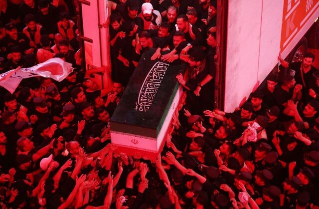 이란 협상파 ‘장례식 봉변’… 공습 재개에 내부 분열 심화
