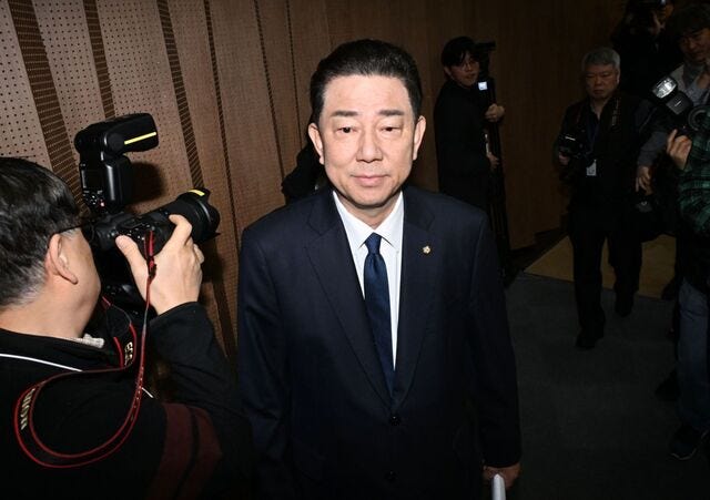 [단독] 김병기 前 보좌관 “업비트 수수료 올려라” 압박… 빗썸 지원 의혹