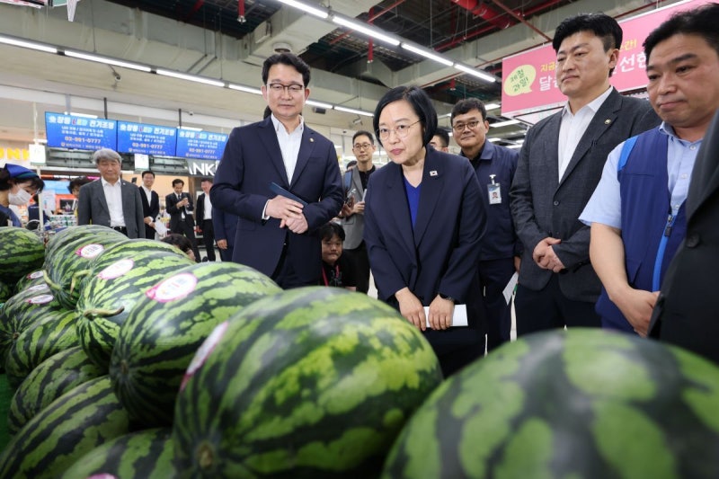 [포토] 수박 물가 살피는 한성숙 총리