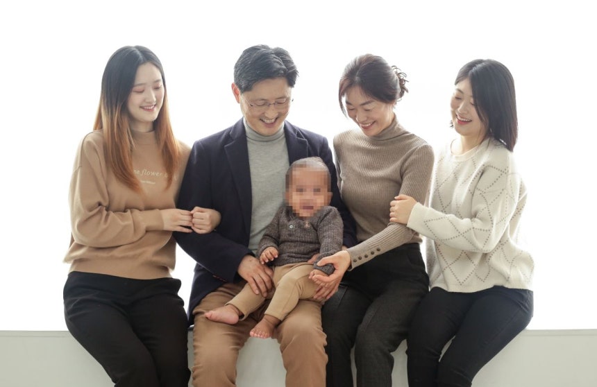 선정규(왼쪽 두 번째) 목사와 위윤미(오른쪽 두 번째) 사모가 2020년 12월 이든(가명)이와 함께 가족사진을 촬영하고 있다. 선정규 목사 제공
