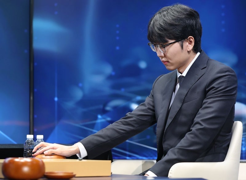 <b>바둑</b> <b>신진서</b>, AI 카타고에 첫판 불계패…“변칙 수에 당했다”
