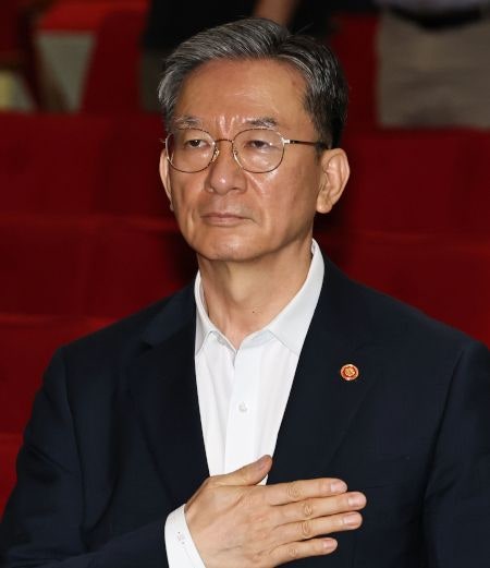 정성호 법무 1년… “일하는 법무부 확립” vs “與 강경파에 발목”