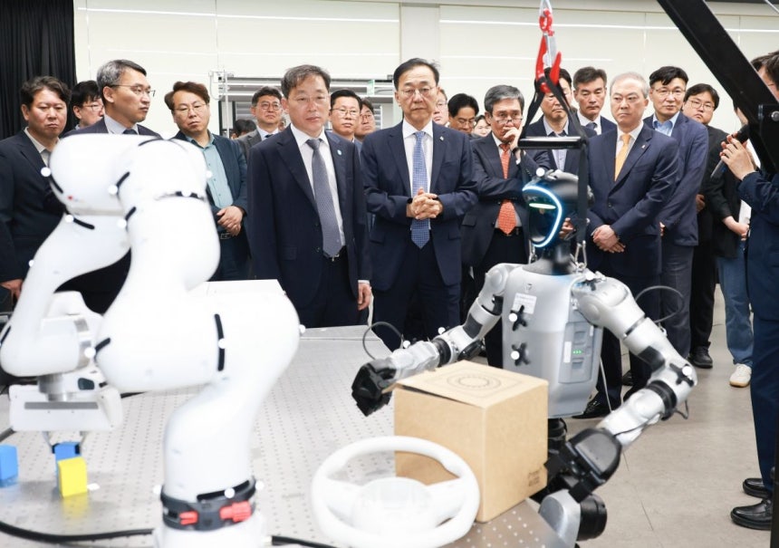 지난 6월 전북대학교 피지컬AI 실증랩을 찾은 김윤덕 국토교통부 장관 등 참석자들이 AI 건설·로봇 혁신센터 업무협약식 이후 로봇 기반 첨단 기술 시연을 살펴보고 있다.전북도 제공