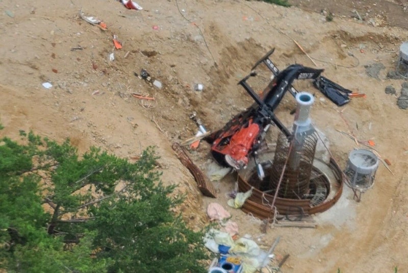 <b>삼척</b>서 공사 작업 <b>헬기 추락</b>…조종사 등 2명 경상
