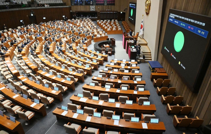 국회에서 21일 열린 제437회 임시회 제1차 본회의에서‘윤석열·김건희에 의한 내란·외환 및 국정농단 행위의 진상규명을 위한 특별검사 임명 등에 관한 법률’개정안이 범여권 주도로 통과되고 있다.국민의힘은 표결에