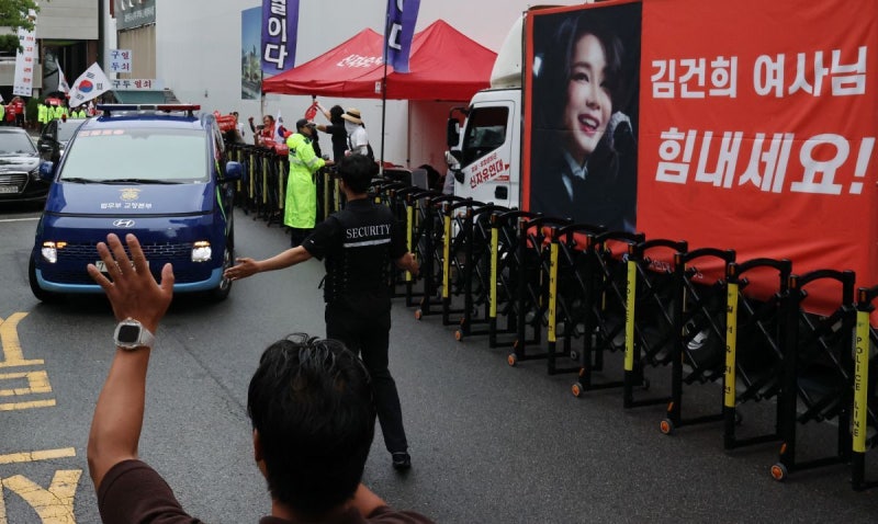 [속보] ‘관저이전 의혹’ <b>김건희</b>, 종합<b>특검</b> 피의자 <b>조사</b> 출석
