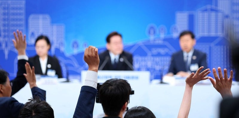 “입주 전 잔금 대출 막혀” 눈물에  李 “피해 최소화하라” 즉석 지시