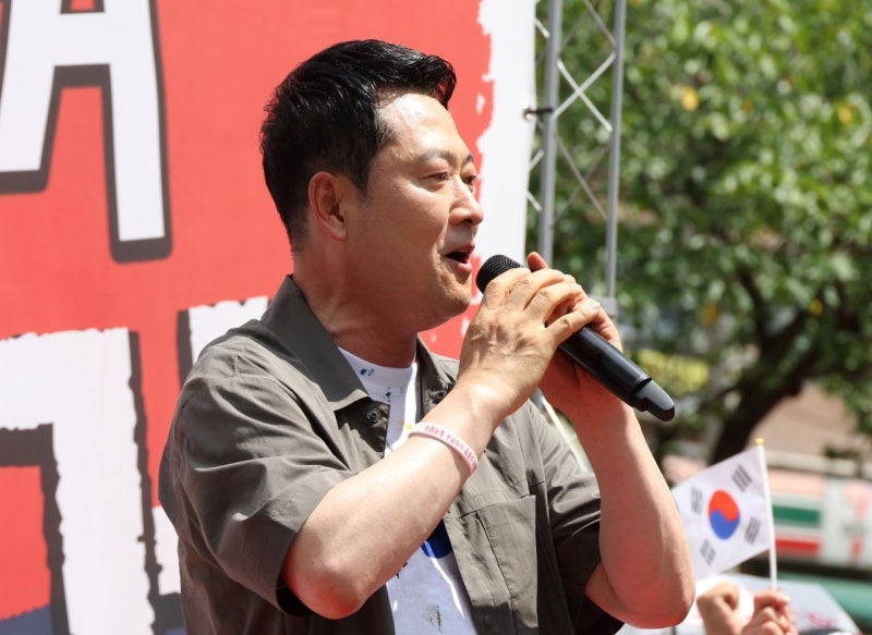 李대통령 ‘<b>전자투표</b>’ 언급에…장동혁 “고양이에게 생선을”