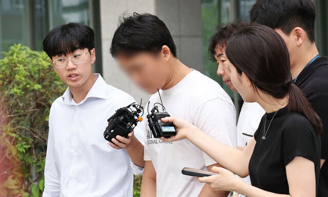 [속보] <b>잠실개표소</b> 시위서 <b>기자 폭행</b>한 2명 구속영장 기각