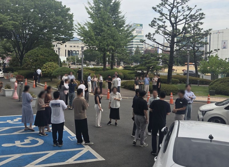 [포토] 부·울·경까지 흔든 日 지진… 대피한 창원 시민들