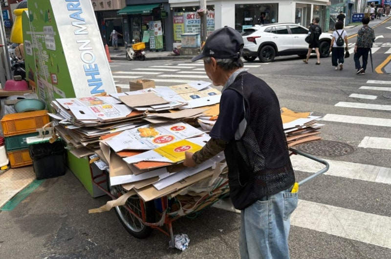 폐지 줍고, 장사하고… 폭염 속 밖으로 나온 노인들