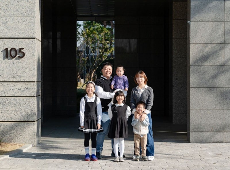 네 자녀 키우는 일을 주님께서 맡겨주신 사명으로 기억… 말씀을 삶의 기준으로 삼고 찬양 끊이지 않는 가정되길