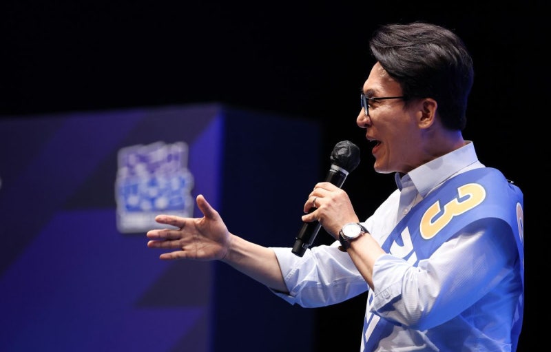 민주당 당대표 첫날 표심, 정청래 꺾은 김민석의 이변