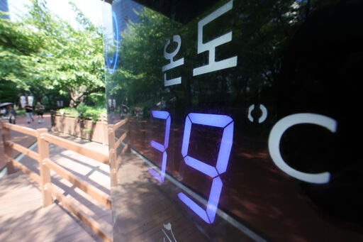 서울에 첫 <b>폭염중대경보</b>…온열질환자 어제만 18명