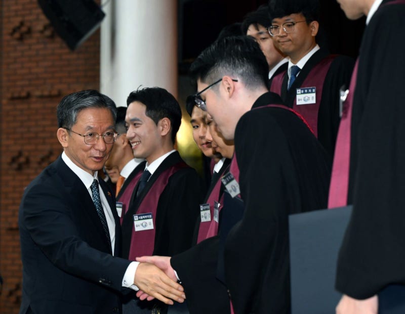 정성호 “부작용 생기면 빨리 보완… 거부권 건의는 부적절”