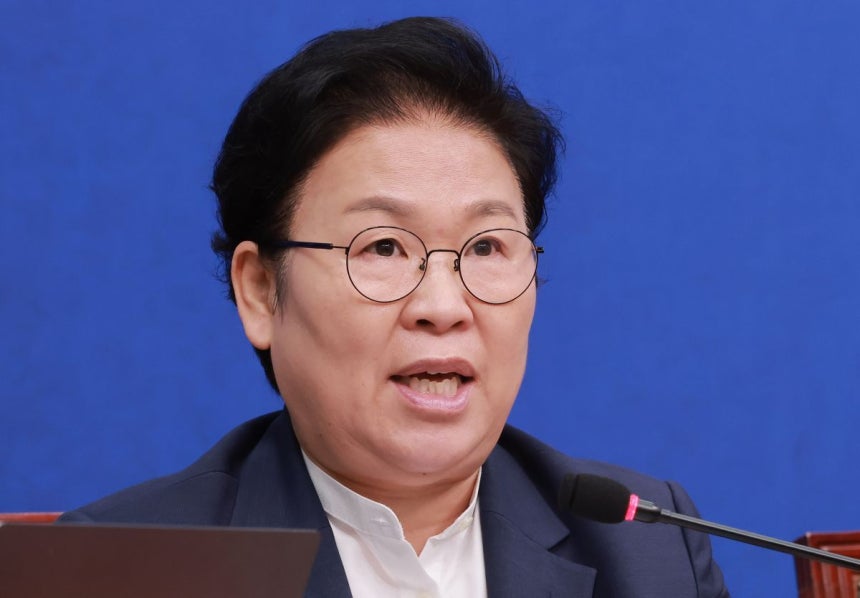 문정복 더불어민주당 최고위원이 지난달 10일 국회에서 열린 최고위원회의에 참석해 발언하고 있다. 연합뉴스