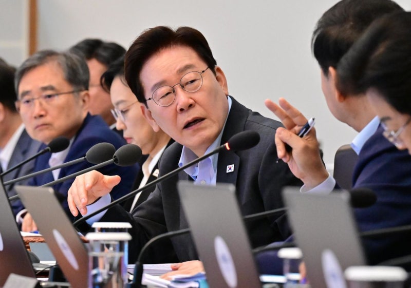 李대통령 “힘센 대기업에 착취당하는 산업 구조 바꿔야”