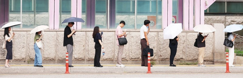[포토] 폭염에 필수품 된 손선풍기·양산
