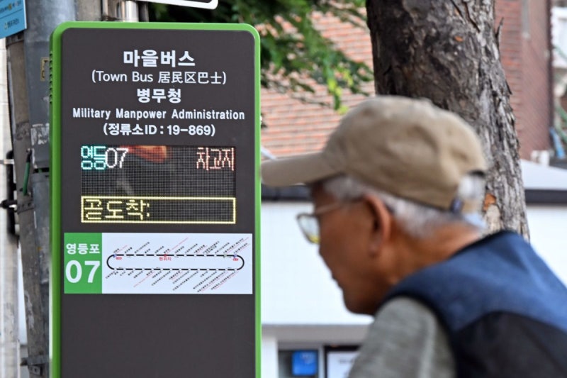 앱 쓸 줄 몰라 하염없이… 땡볕서 버스·택시 기다리는 노인들