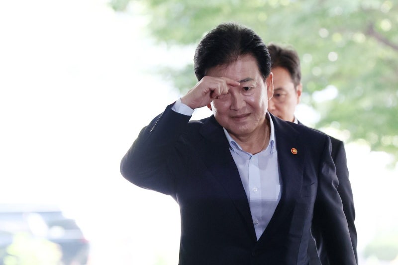“이상주의적 말씀” “北 주적 변함없다”… 사면초가 통일부