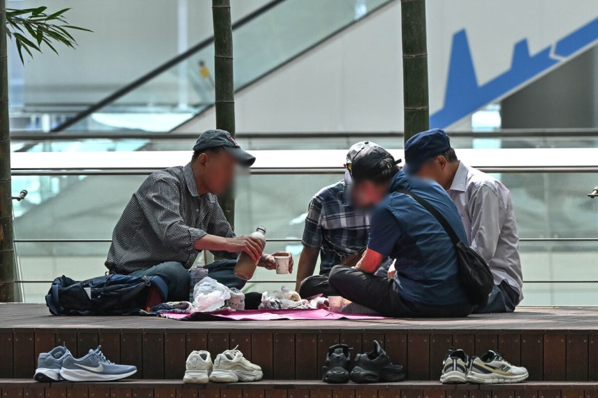 지난 5일 인천국제공항 2여객터미널에서 어르신들이 더위를 피해 휴식하고 있다. 인천공항=윤웅 기자