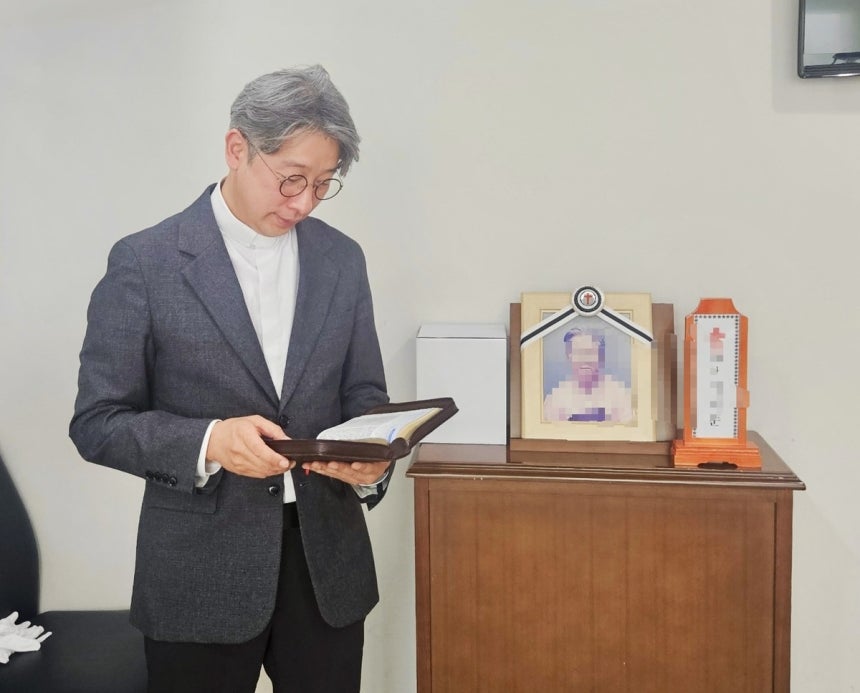 이춘수 목사가 지난 3월 서울시립승화원에서 진행된 무빈소 장례에서 예배를 인도하고 있다.이 목사 제공
