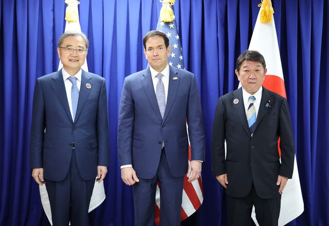 조현 외교부 장관(왼쪽부터)과 마코 루비오 미국 국무장관,모테기 도시미쓰 일본 외무상이 지난달 22일 필리핀 마닐라 필리핀국제컨벤션센터(PICC)에서 아세안 관련 외교장관회의 계기에 열린 한미일 외교장관회의에서 기