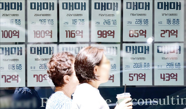 서울 강남구의 한 부동산 중개업소 앞에 매물 정보가 게재돼 있다.초고가 주택 소유자를 겨냥한 정부의 세제개편안이 발표된 이후 강남구와 서초구 부동산 시장에는 불신과 원망이 넘실거리고 있다.세금 변수에 골머리를 앓