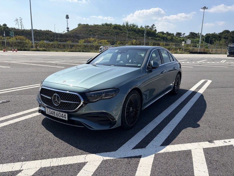 벤츠 E300, 여성들이 가장 선호한다고 해서 타봤습니다 [운전석리포트]