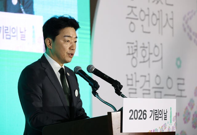 李대통령 “<b>위안부</b> 피해자 명예회복 끝까지 책임”